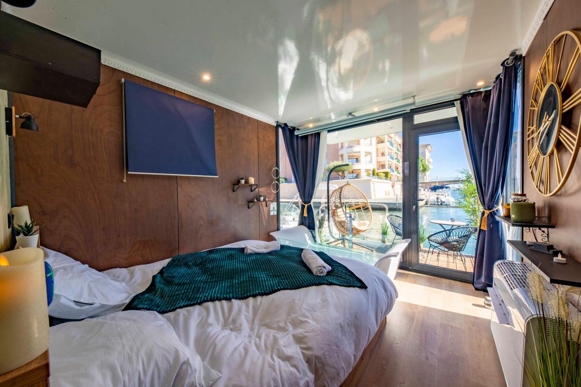 Botel Escale Royale